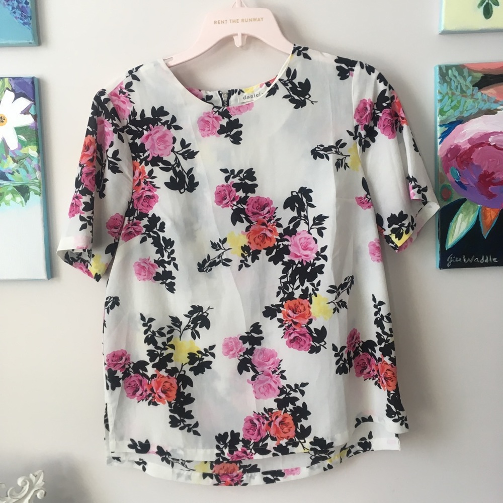 Daniel Rainn Floral top!